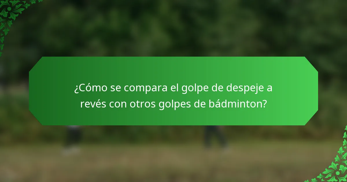 ¿Cómo se compara el golpe de despeje a revés con otros golpes de bádminton?