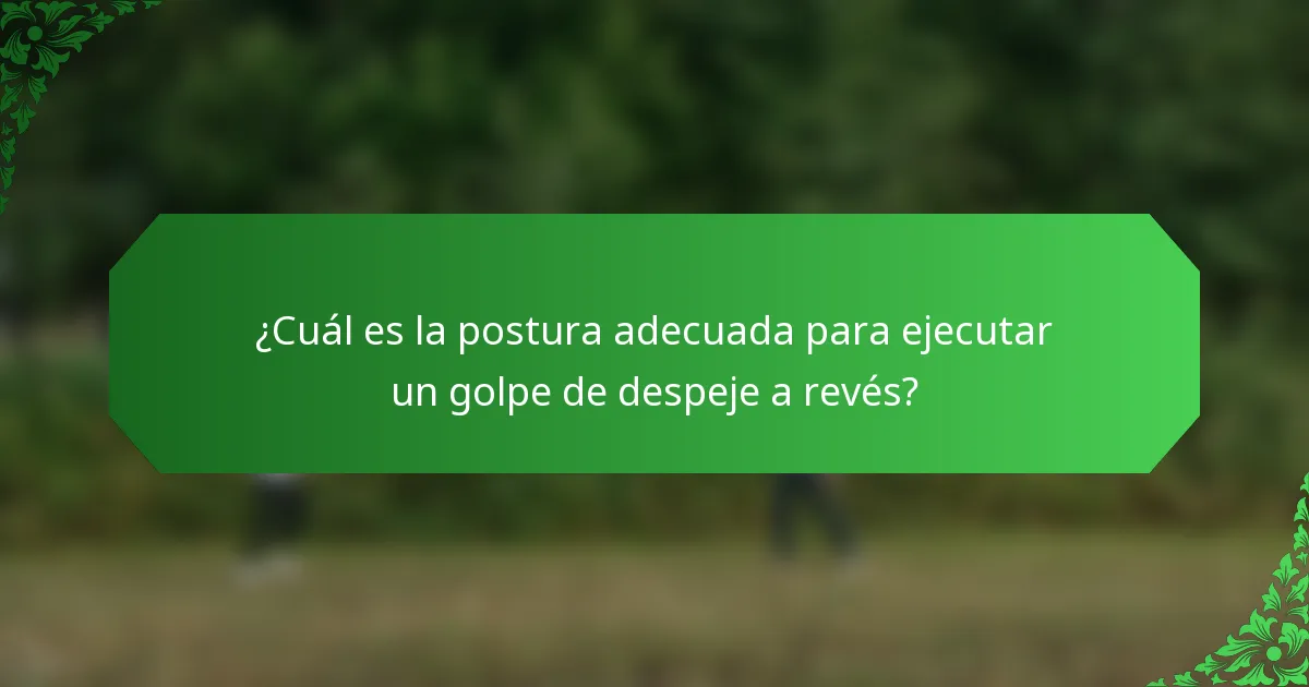 ¿Cuál es la postura adecuada para ejecutar un golpe de despeje a revés?